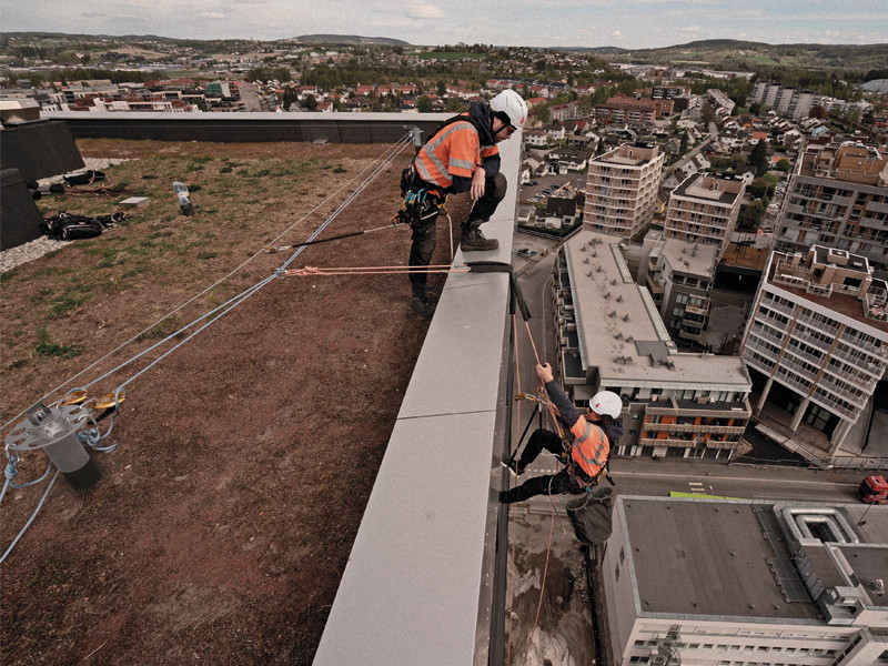 application-lifeline-on-rigid-support-for-rope-access-work-patrol-solid