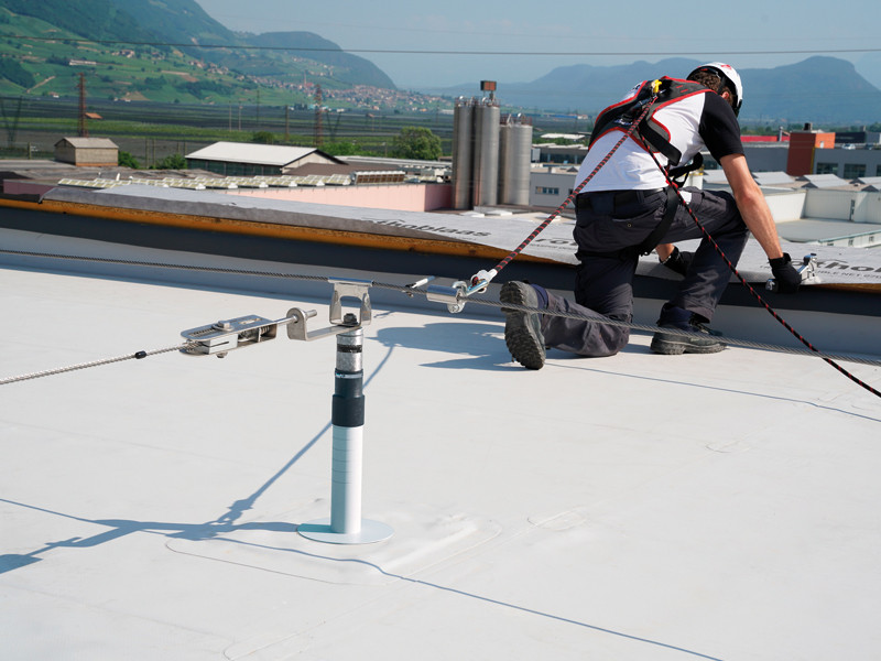 application-lifiline-on-support-with-increased-bottom-plate-for-timber-steel-and-concrete-roofs-patrol-tower- xl