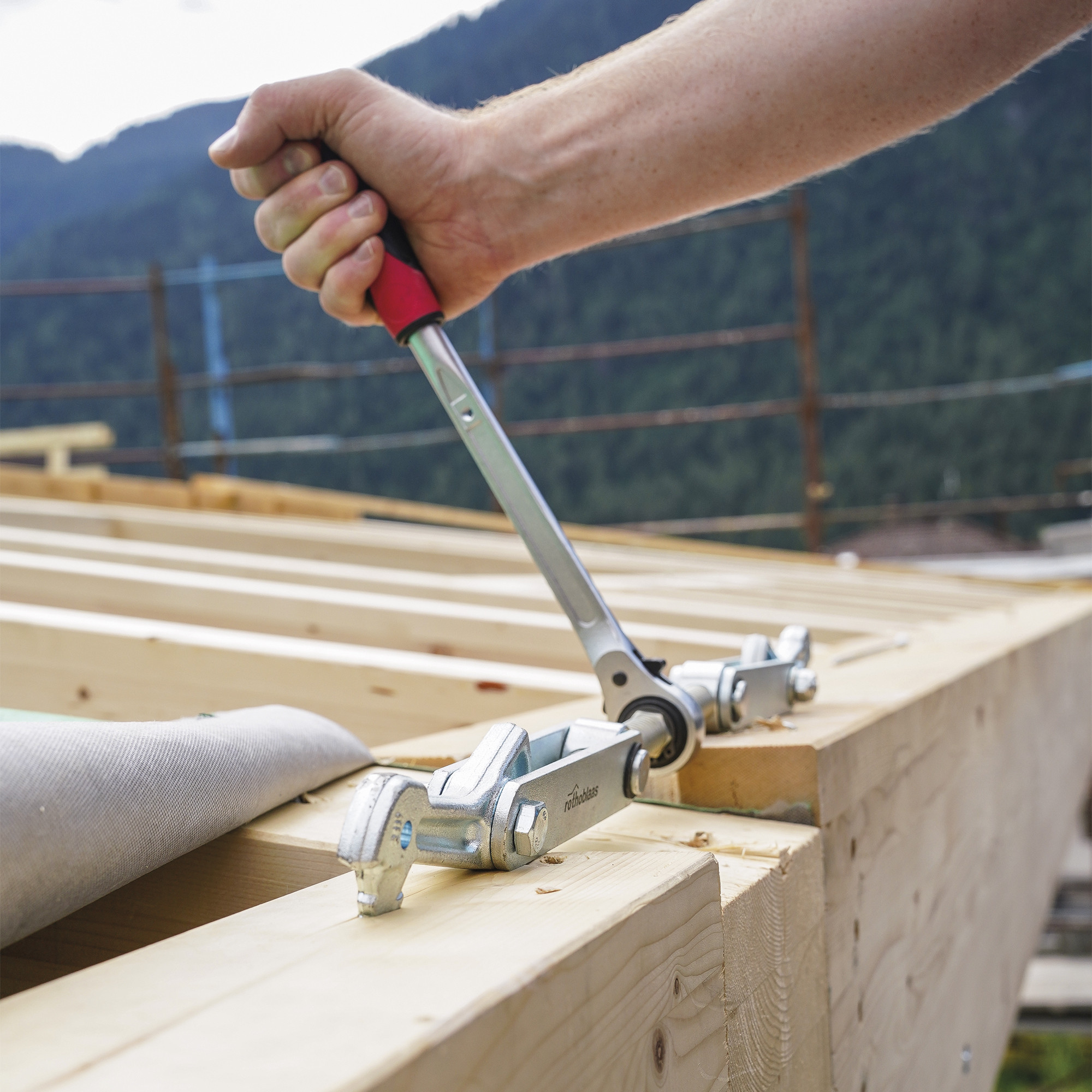 application-skorpio-beam-puller-for-joining-solid-wood-beams-skorpio