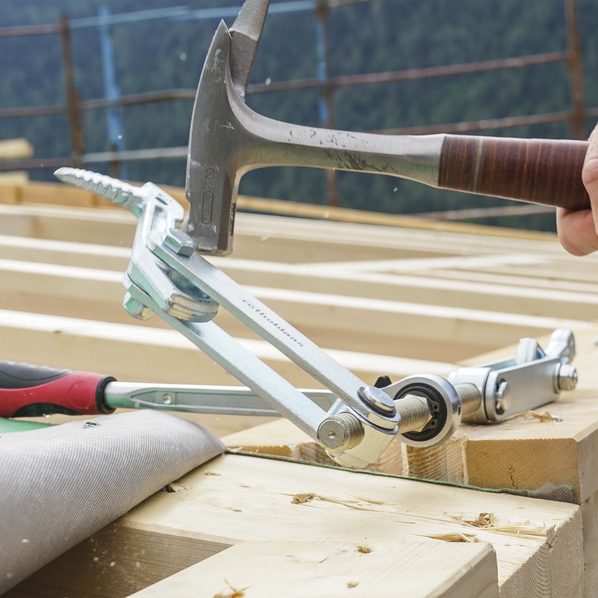 application-releasing-the-skorpio-beam-puller-from-a-timber-beam-skorpio