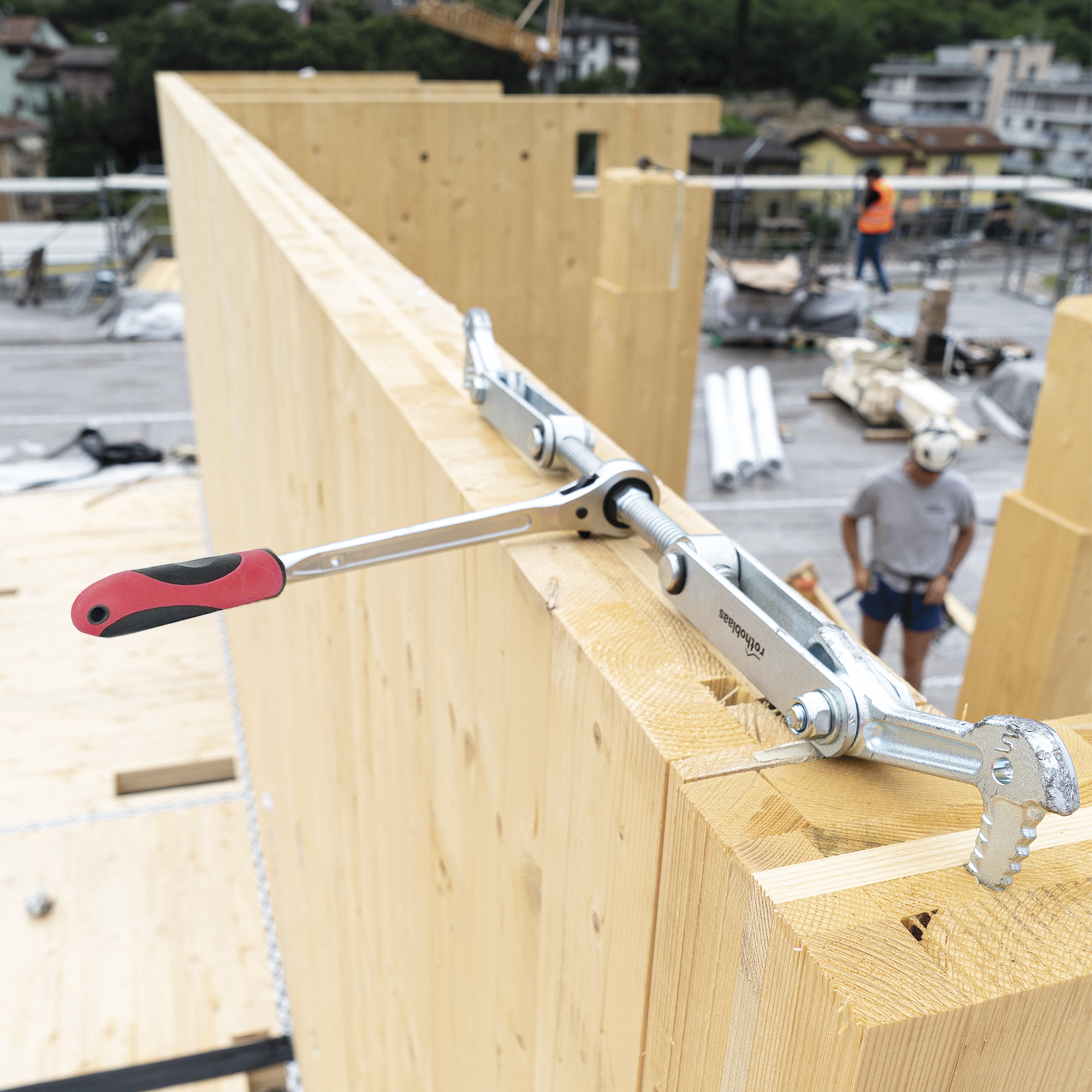 application-skorpio-tool-for-wooden-beams-timber-construction-site-skorpio