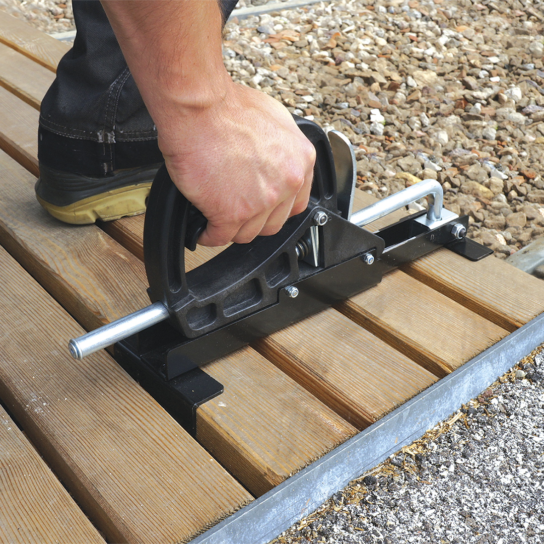application-crab-mini-woodworking-clamp-decking-installation-crab-mini