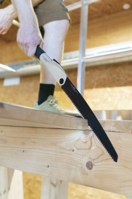 application-black-bladed flick-saw-kamasu